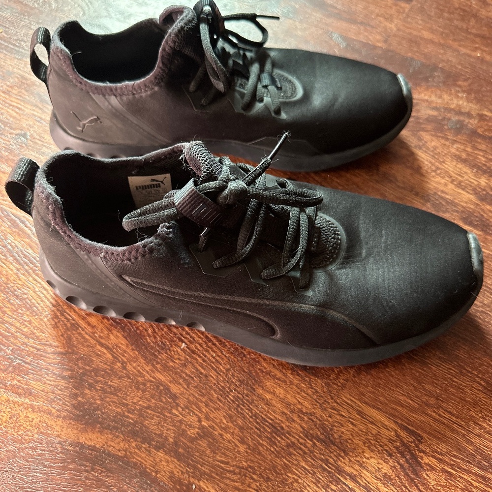 Black puma soft foam sneakers